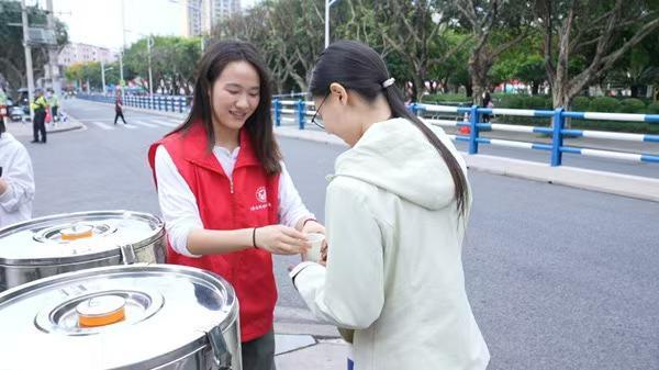 开云体育官网-铜梁龙体育场首场中超联赛 暖心宠粉让球迷似“回家”